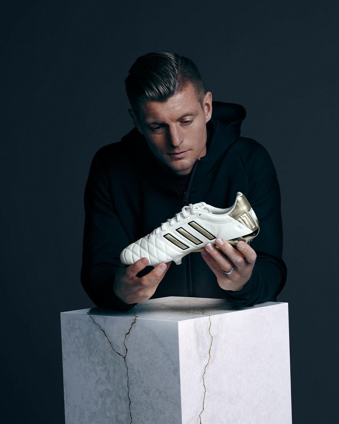 adidas lanceert wit/gouden adidas 11PRO voetbalschoenen als ode aan Toni Kroos