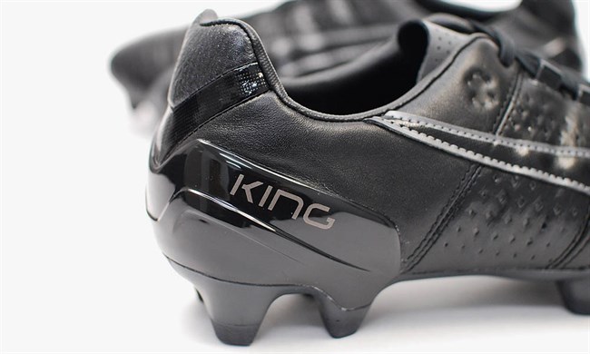 Volledig zwarte Puma King voetbalschoenen gepresen Voetbal- schoenen.eu