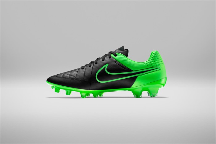 Zwart -groene -nike -tiempo -legend -v -tech -craft -schoenen