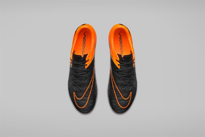 Oranje -zwarte -nike -hypervenom -phinish -schoenen