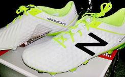 witte-new-balance-voetbalschoenen.png
