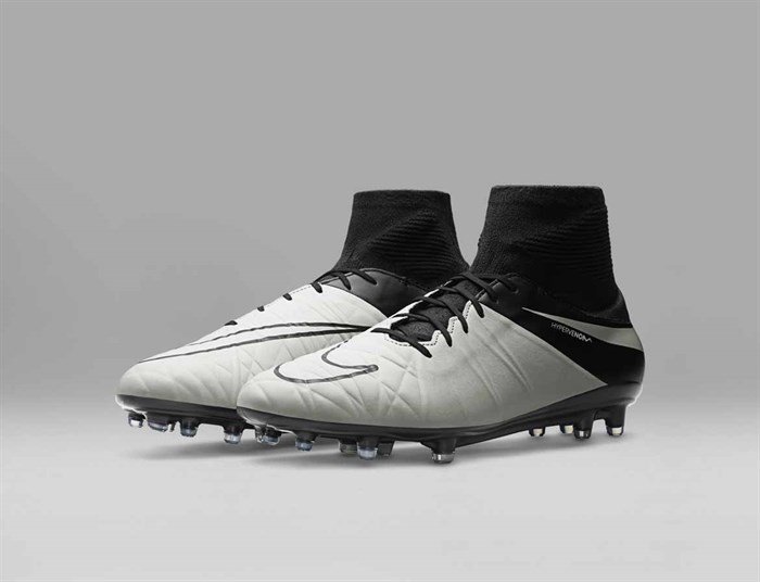 Wit-zwarte Nike Hypervenom II Tech voetbalschoenen .eu