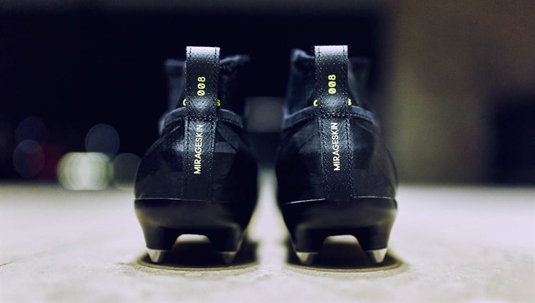 Zwarte -adidas -glitch -voetbalschoenen