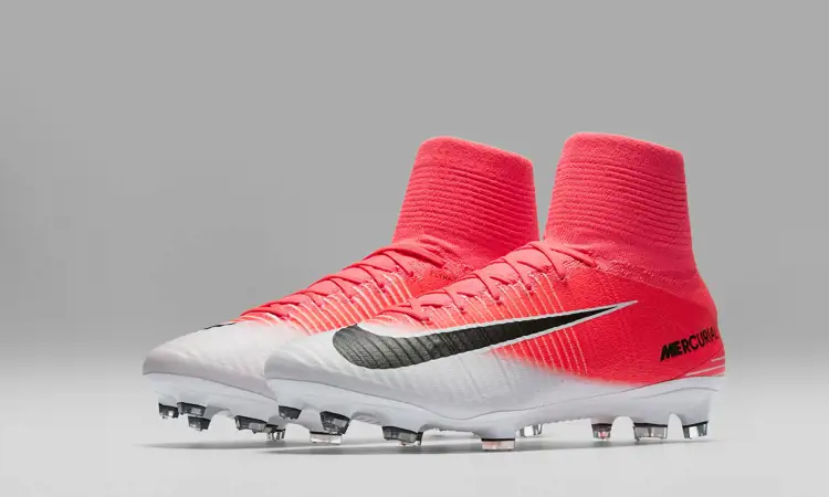 Ontdek de geweldige Nike Mercurial Superfly V Motion Blur voetbalschoenen