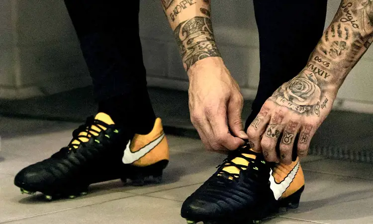 Nike lanceert zwart/oranje Tiempo Legend VII voetbalschoenen
