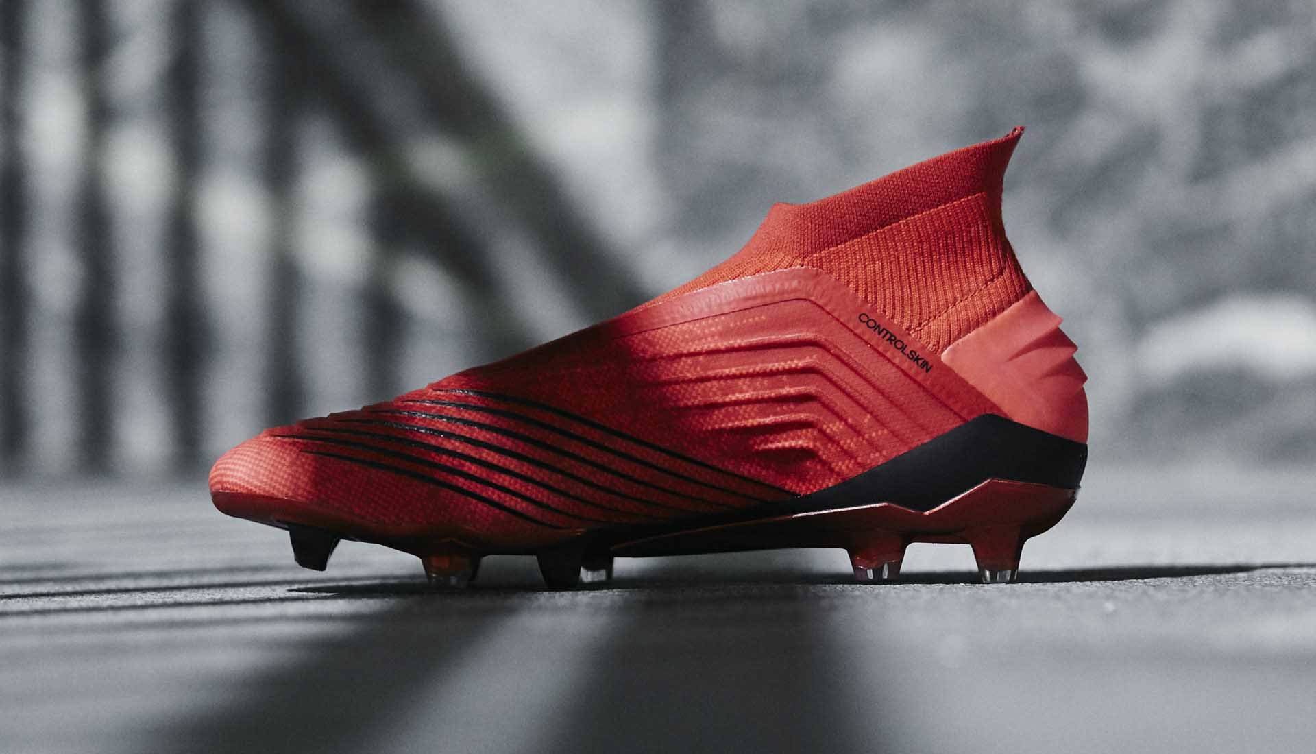 rode voetbalschoenen