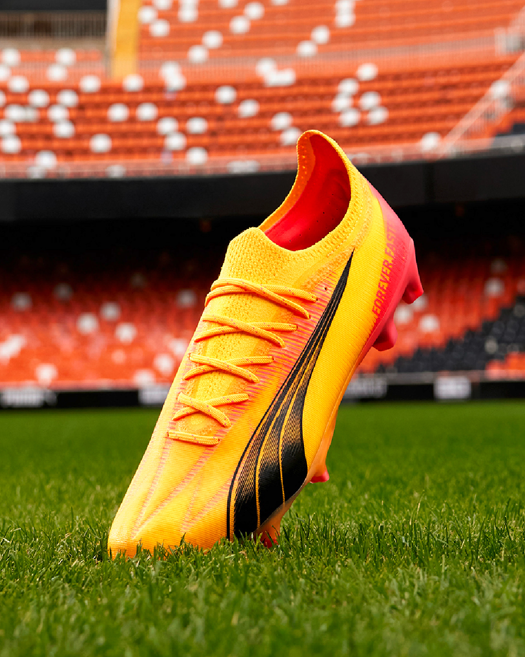 FOREVER FASTER! Puma lanceert oranje/roze voetbalschoenen voor EK 2024