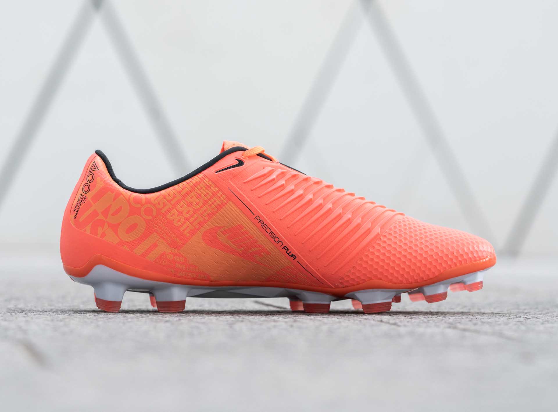 Nike Men's Phantom Vision Club Dynamic Fit FG Soccer Cleats
