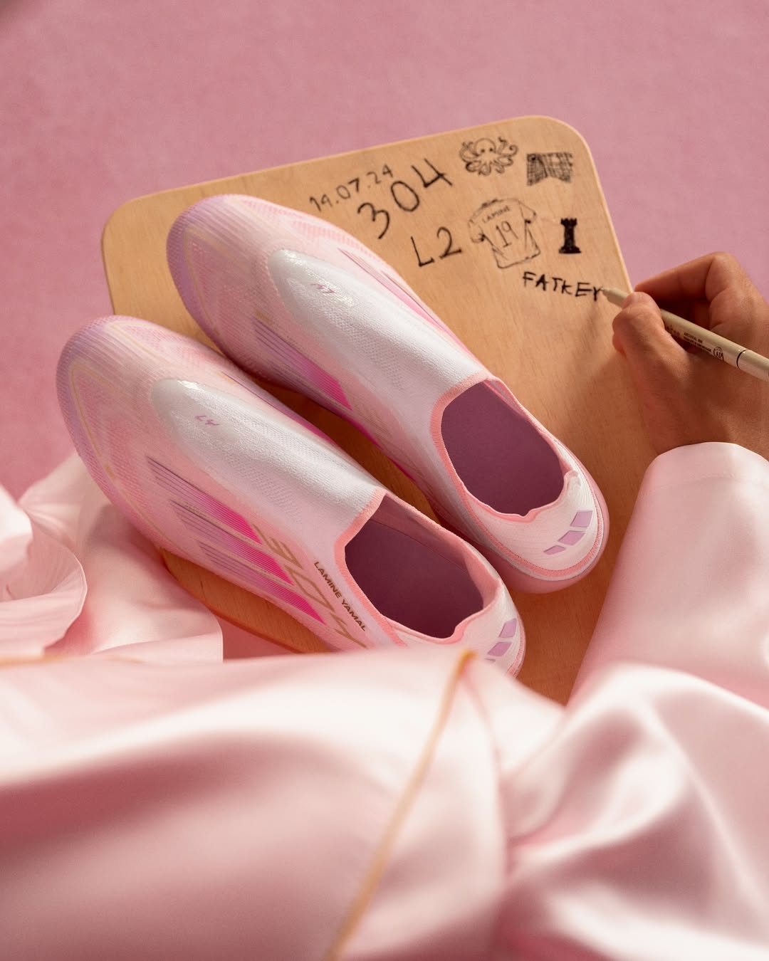 Dit zijn de roze adidas F50 Lamine Yamal LY304 voetbalschoenen