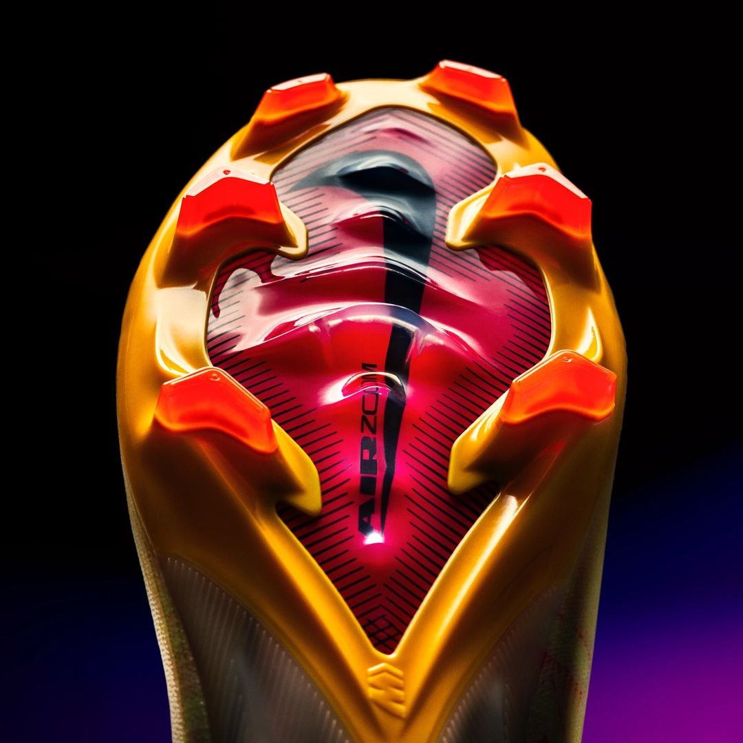 Dit zijn de oranje Nike Mercurial signature voetbalschoenen van Kylian Mbappé