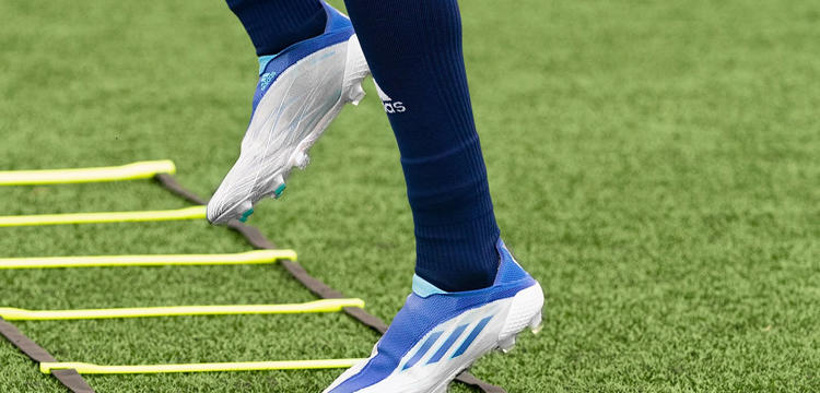 wit-blauwe-adidas-x-voetbalschoenen.jpg