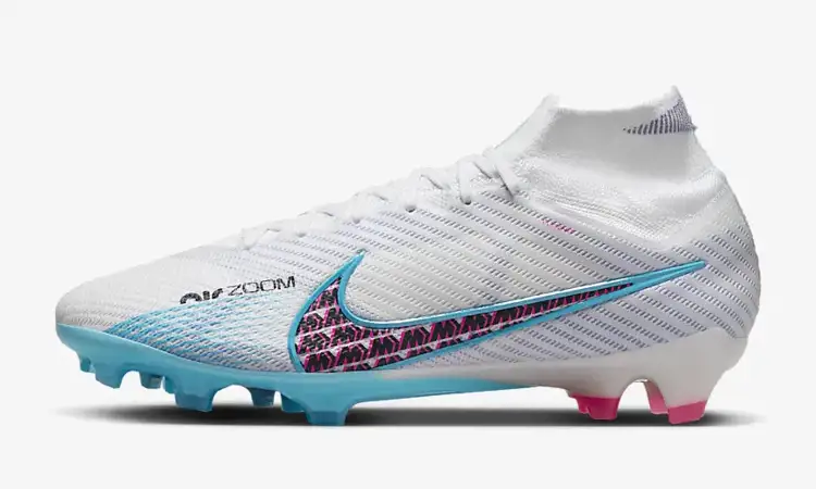 Dit zijn de witte Nike Mercurial voetbalschoenen uit het Blast pack