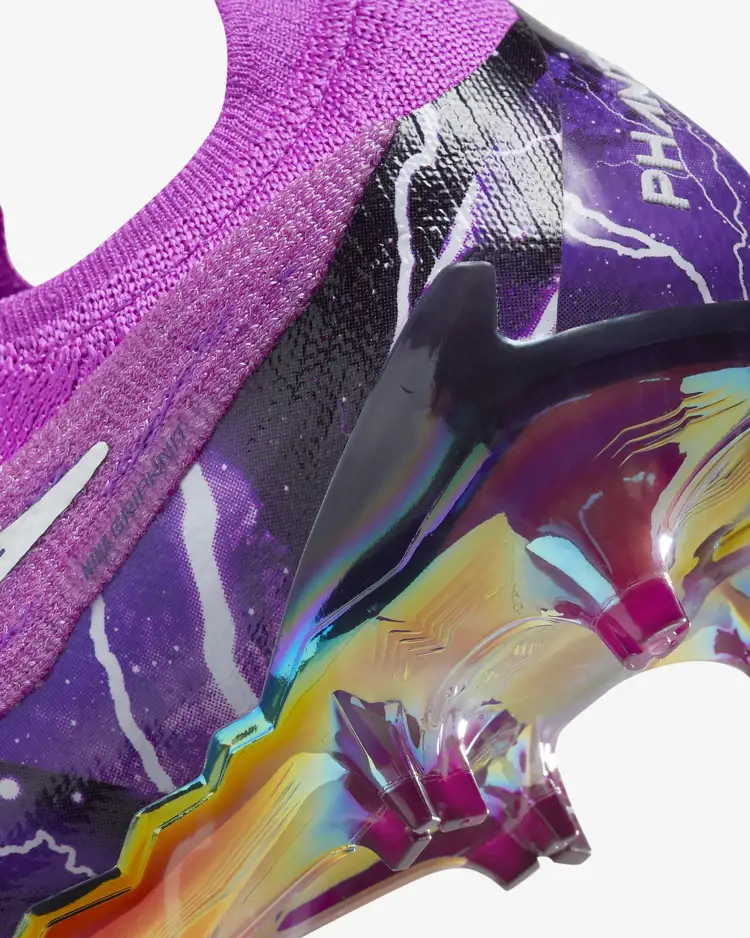 Dit zijn de paarse Nike Phantom Thunder voetbalschoenen
