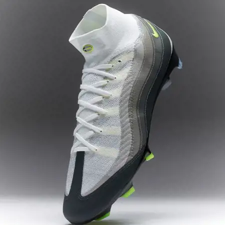Nike eert Air Max 95 sneakers met limited edition Mercurial Superfly voetbalschoenen