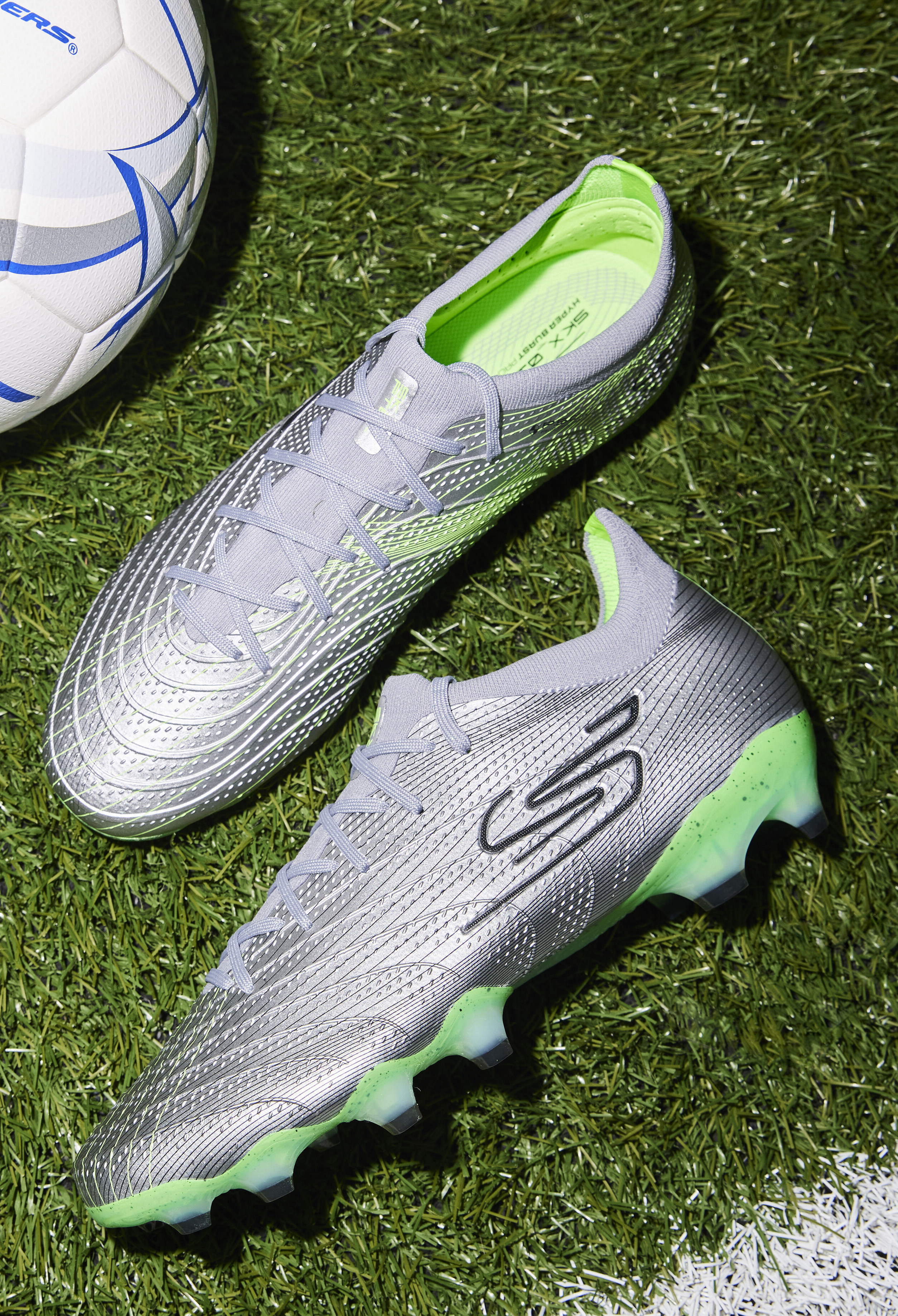 Skechers voetbalschoenen uit Laser Comfort pack zijn zilver/fel groen! 