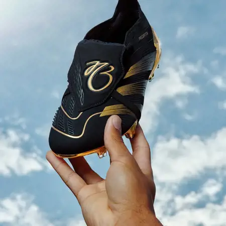adidas lanceert zwart/gouden adidas Predator voetbalschoenen voor Bellingham!