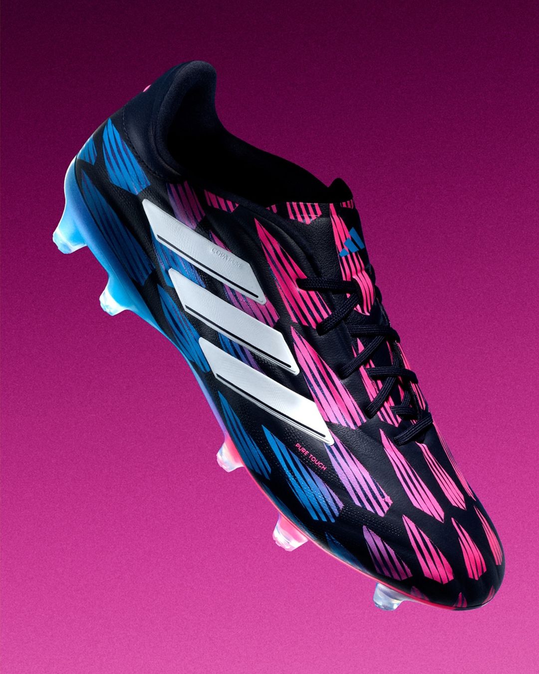 Dit zijn de kleurige adidas voetbalschoenen uit het Reemergence pack 2024