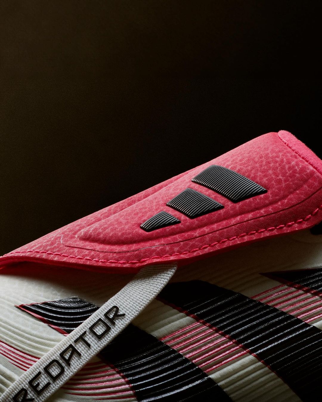 Beige adidas Predator voetbalschoenen geïnspireerd door Predator Mania uit 2002!