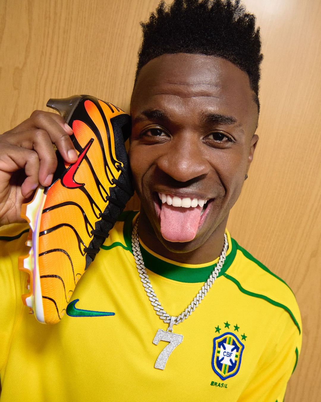 Vini JR lanceert oranje Nike Zoom Air Mercurial Vapor voetbalschoenen
