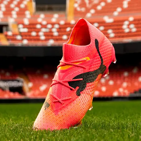 FOREVER FASTER! Puma lanceert oranje/roze voetbalschoenen voor EK 2024
