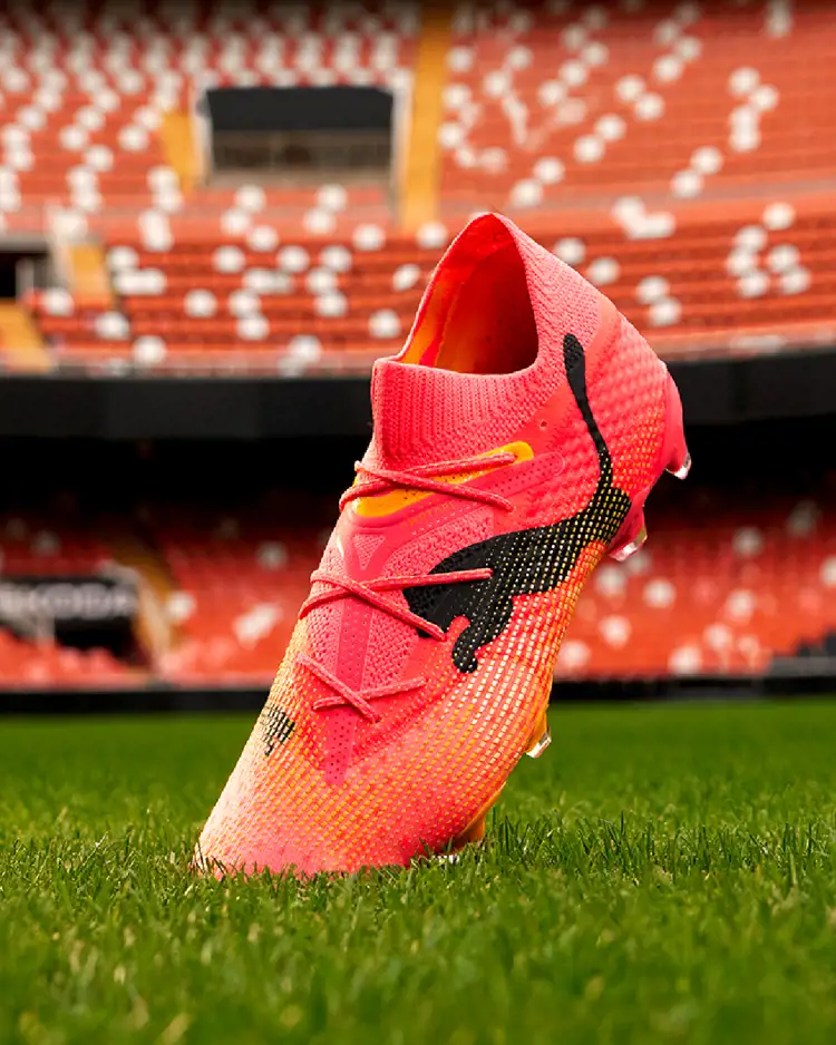 FOREVER FASTER! Puma lanceert oranje/roze voetbalschoenen voor EK 2024
