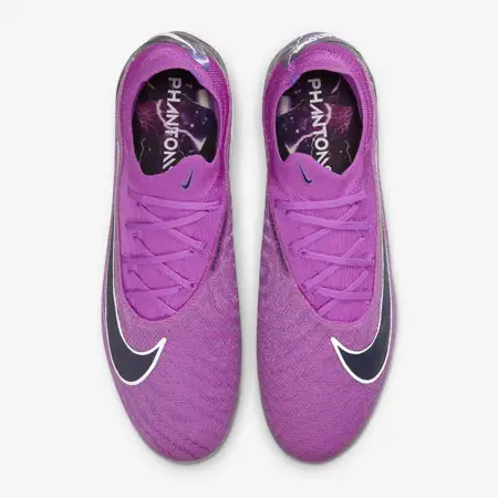 Dit zijn de paarse Nike Phantom Thunder voetbalschoenen